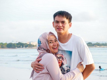 7 Potret Mesra Ikke Nurjanah dan Suami Baru, Bikin Baper Bun