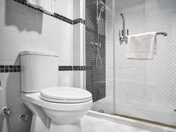 Cegah Tergelincir di Kamar Mandi, Ini Tips Pilih Lantai Anti Selip dari Arsitek