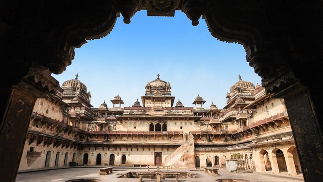 Keruntuhan Dinasti Mughal di India bukan hanya disebabkan oleh pertikaian internal tetapi juga akibat campur tangan Inggris.