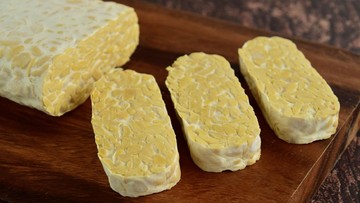 Makan Tempe Mentah, Aman atau Berbahaya? Ini Penjelasan Lengkapnya