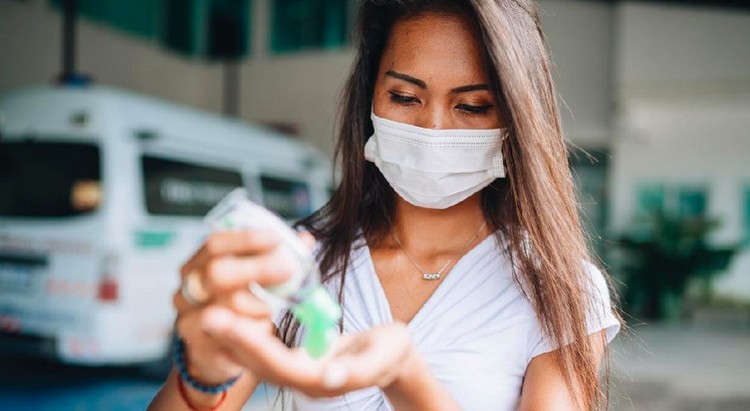 Bunda bisa membuat hand sanitizer sendiri di rumah, berikut cara dan bahan yang dibutuhkan untuk membuatnya. Eh jangan lupa, ajak Si Kecil berkreasi juga ya.