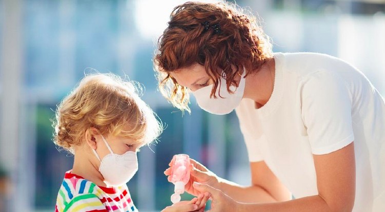 Bunda bisa membuat hand sanitizer sendiri di rumah, berikut cara dan bahan yang dibutuhkan untuk membuatnya. Eh jangan lupa, ajak Si Kecil berkreasi juga ya.