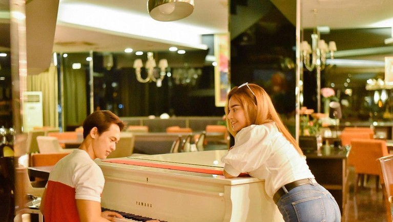 Irma Darmawangsa telah dua tahun menjalin hubungan asmara dengan Irfan Sebastian. Berikut momen romantis mereka berdua!
