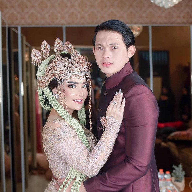Irma Darmawangsa dan Irfan Sebastian Irma Darmawangsa telah dua tahun menjalin hubungan asmara dengan Irfan Sebastian. Berikut momen romantis mereka berdua!