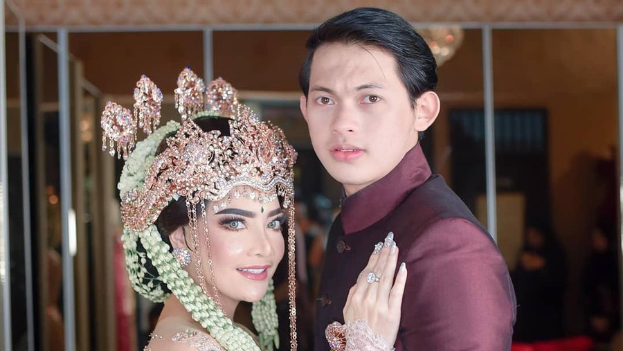 Irma Darmawangsa telah dua tahun menjalin hubungan asmara dengan Irfan Sebastian. Berikut momen romantis mereka berdua!