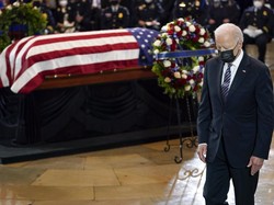 Pimpin Seremoni Polisi AS yang Tewas, Biden Singgung Kematian 2 Anaknya