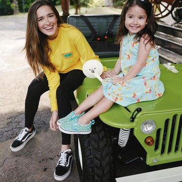 Kompaknya Yasmine Wildblood dengan Putrinya yang Cantik & Menggemaskan