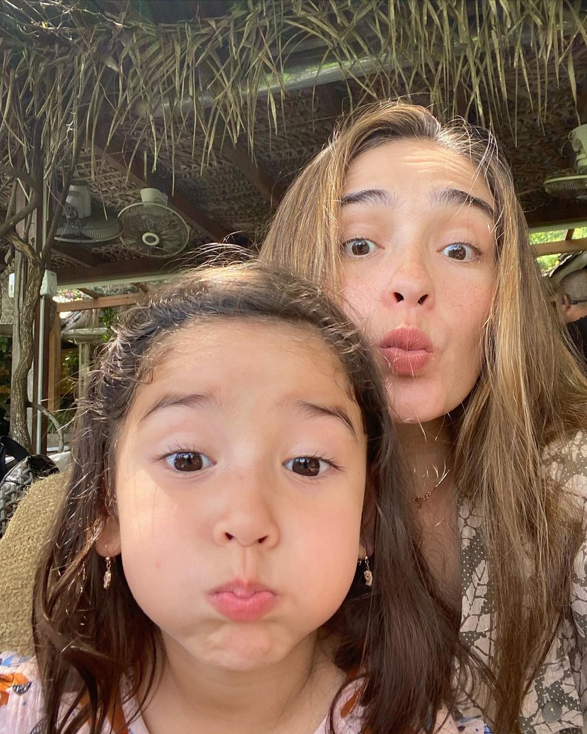 Berikut adalah momen kekompakkan Yasmine Wildblood dan putrinya