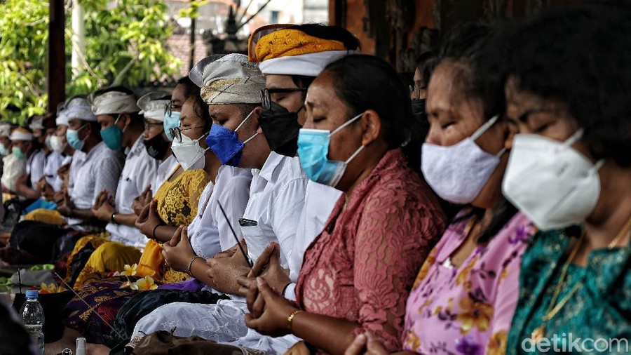Khusyuknya Umat Hindu Saat Berdoa di Perayaan Galungan Umat Hindu melakukan ritual perayan Hari Galungan di kawasan Pura Dalem Purnajati, Jakarta Utara, Rabu (14/4).