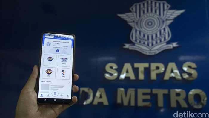 Korps Lalu Lintas (Korlantas) Polri resmi meluncurkan layanan SINAR atau SIM Nasional Presisi, yakni pelayanan SIM secara online. Layanan SINAR itu bisa dinikmati melalui aplikasi Digital Korlantas Polri.