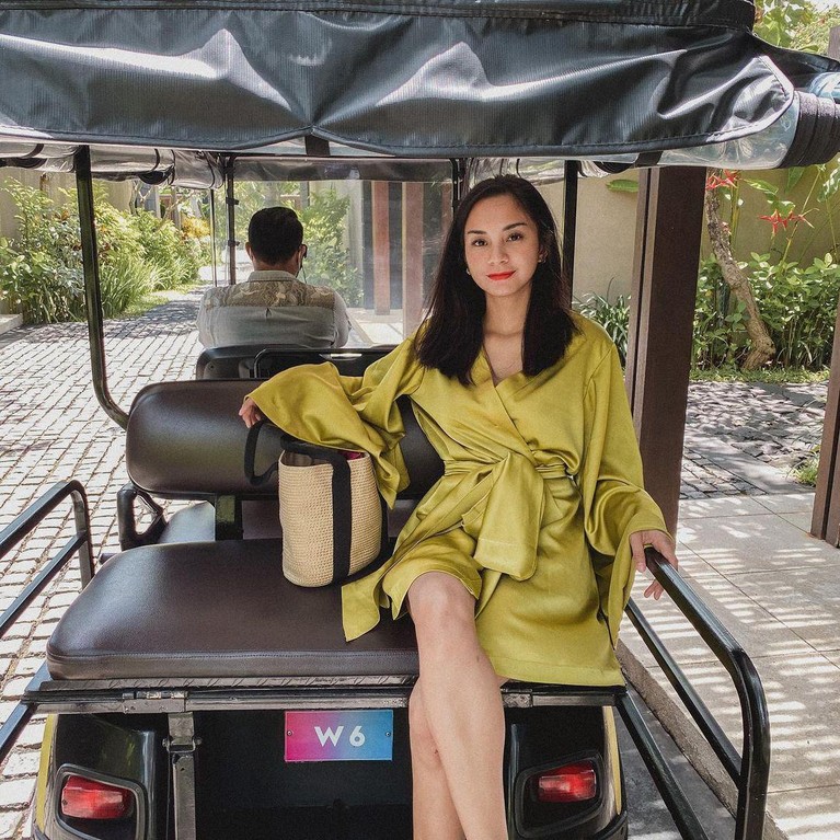 Kirana Larasati Kirana Larasati dijodoh-jodohkan dengan Gading Marten. Yuk kita intip si manis Kirana ini!