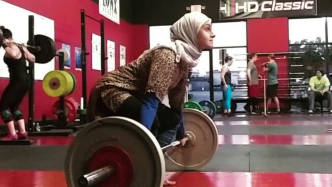 Lifter berdarah Pakistan-Amerika Serikat, Kulsoom Abdullah jadi pencetus penggunaan hijab di dunia angkat besi.