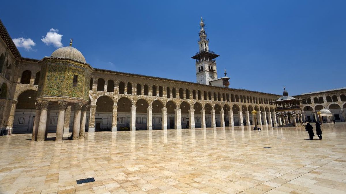 Bacaan Doa Masuk dan Keluar Masjid beserta Adabnya
