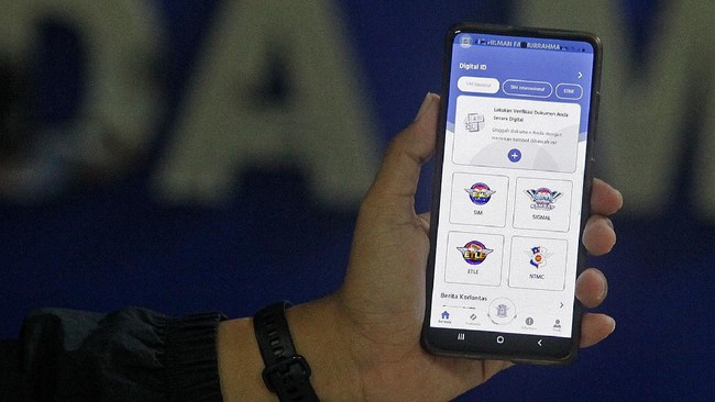 Pengguna aplikasi membuat SIM online Sinar mengeluh tak dapat masuk dan memakai layanan itu karena tak kunjung mendapat kode OTP.