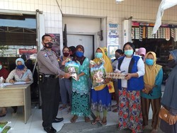 Sukseskan Kampung Sehat 2 NTB, Polisi Monitor Bantuan PKH di Sumbawa