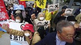 FOTO: Jerit Aktivis Tolak Jepang Buang Limbah Nuklir ke Laut Aktivis lingkungan di Korsel menggelar aksi menolak keputusan pemerintah Jepang untuk membuang limbah mengandung radioaktif dari situs nuklir Fukushima ke laut.