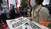FOTO: Jerit Aktivis Tolak Jepang Buang Limbah Nuklir ke Laut Aktivis lingkungan di Korsel menggelar aksi menolak keputusan pemerintah Jepang untuk membuang limbah mengandung radioaktif dari situs nuklir Fukushima ke laut.