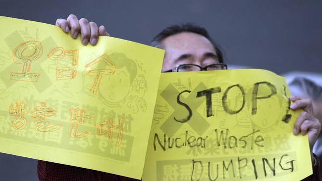 Hubungan China dan Jepang tegang akibat unggahan di Twitter yang dinilai menyinggung rencana pembuangan air radioaktif PLTN Fukushima.