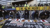 FOTO: Jerit Aktivis Tolak Jepang Buang Limbah Nuklir ke Laut Aktivis lingkungan di Korsel menggelar aksi menolak keputusan pemerintah Jepang untuk membuang limbah mengandung radioaktif dari situs nuklir Fukushima ke laut.