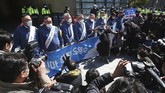 FOTO: Jerit Aktivis Tolak Jepang Buang Limbah Nuklir ke Laut Aktivis lingkungan di Korsel menggelar aksi menolak keputusan pemerintah Jepang untuk membuang limbah mengandung radioaktif dari situs nuklir Fukushima ke laut.