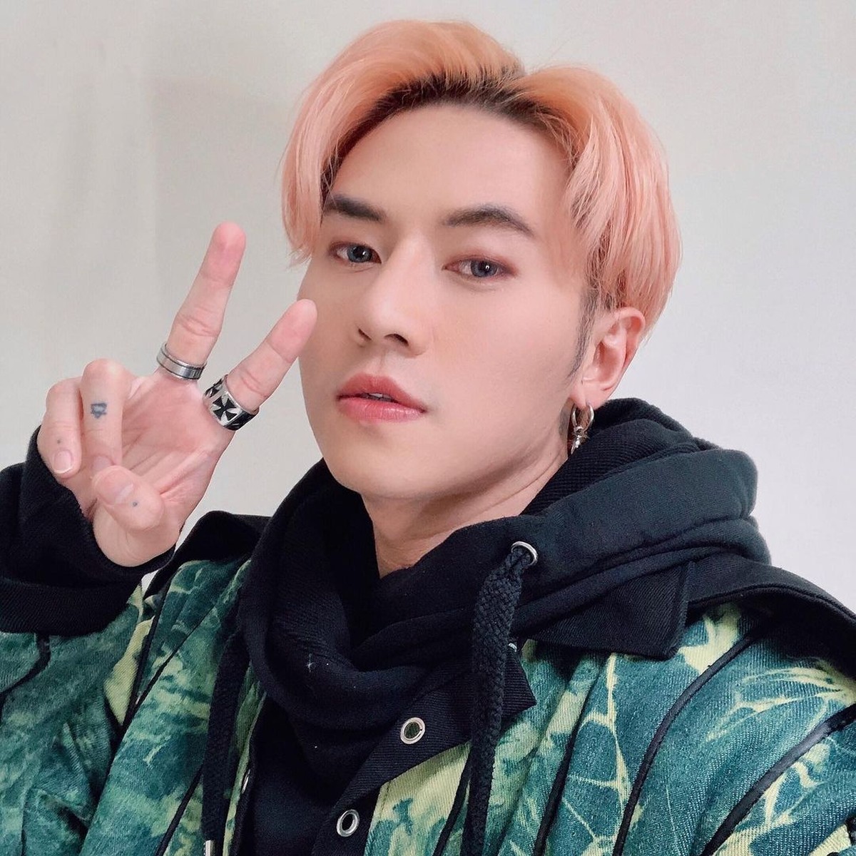 Mengejutkan&comma; Rafael Tan pernah menjalani 3 agama sekaligus&period; Berikut potret Rafael Tan&excl;