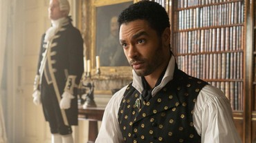 img-title Bantah Kembali di 'Bridgerton 3', Rege-Jean Page Beri Respons Sinis