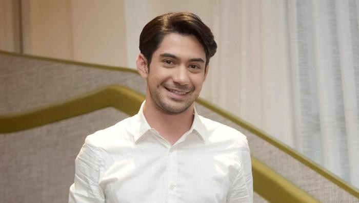 Reza Rahardian dan 7 Artis Lainnya yang Putuskan Jadi Mualaf Reza Rahardian dan 7 Artis Lainnya yang Putuskan Jadi Mualaf