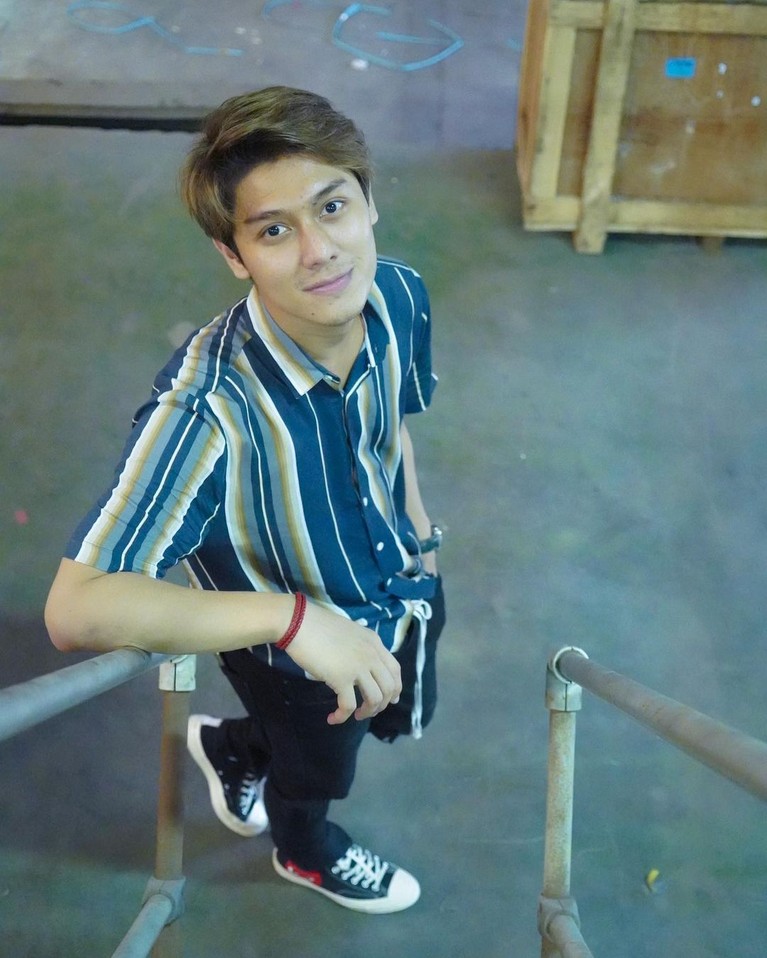 Saat Lesti Kejora ramai diperbincangkan terkait videonya dengan Boy William, Rizky Billar juga selalu memberikan dukungan untuknya. Yuk kita lihat Rizky Billar sosok kekasih idaman!