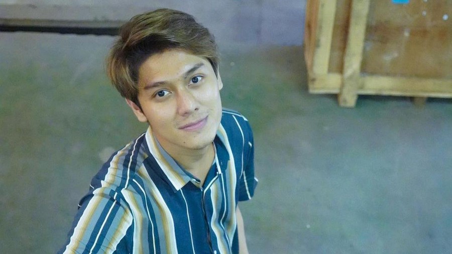 Saat Lesti Kejora ramai diperbincangkan terkait videonya dengan Boy William, Rizky Billar juga selalu memberikan dukungan untuknya. Yuk kita lihat Rizky Billar sosok kekasih idaman!