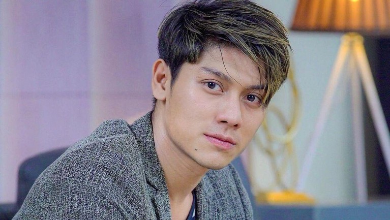 Saat Lesti Kejora ramai diperbincangkan terkait videonya dengan Boy William, Rizky Billar juga selalu memberikan dukungan untuknya. Yuk kita lihat Rizky Billar sosok kekasih idaman!