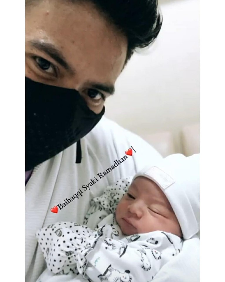 Kabar bahagia datang dari pasangan Rizky DA dan Nadya Mustika yang baru saja melahirkan anak pertamanya. Beginilah potret Rizky dan sang anak!