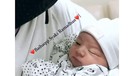 Kabar bahagia datang dari pasangan Rizky DA dan Nadya Mustika yang baru saja melahirkan anak pertamanya&period; Beginilah potret Rizky dan sang anak&excl;
