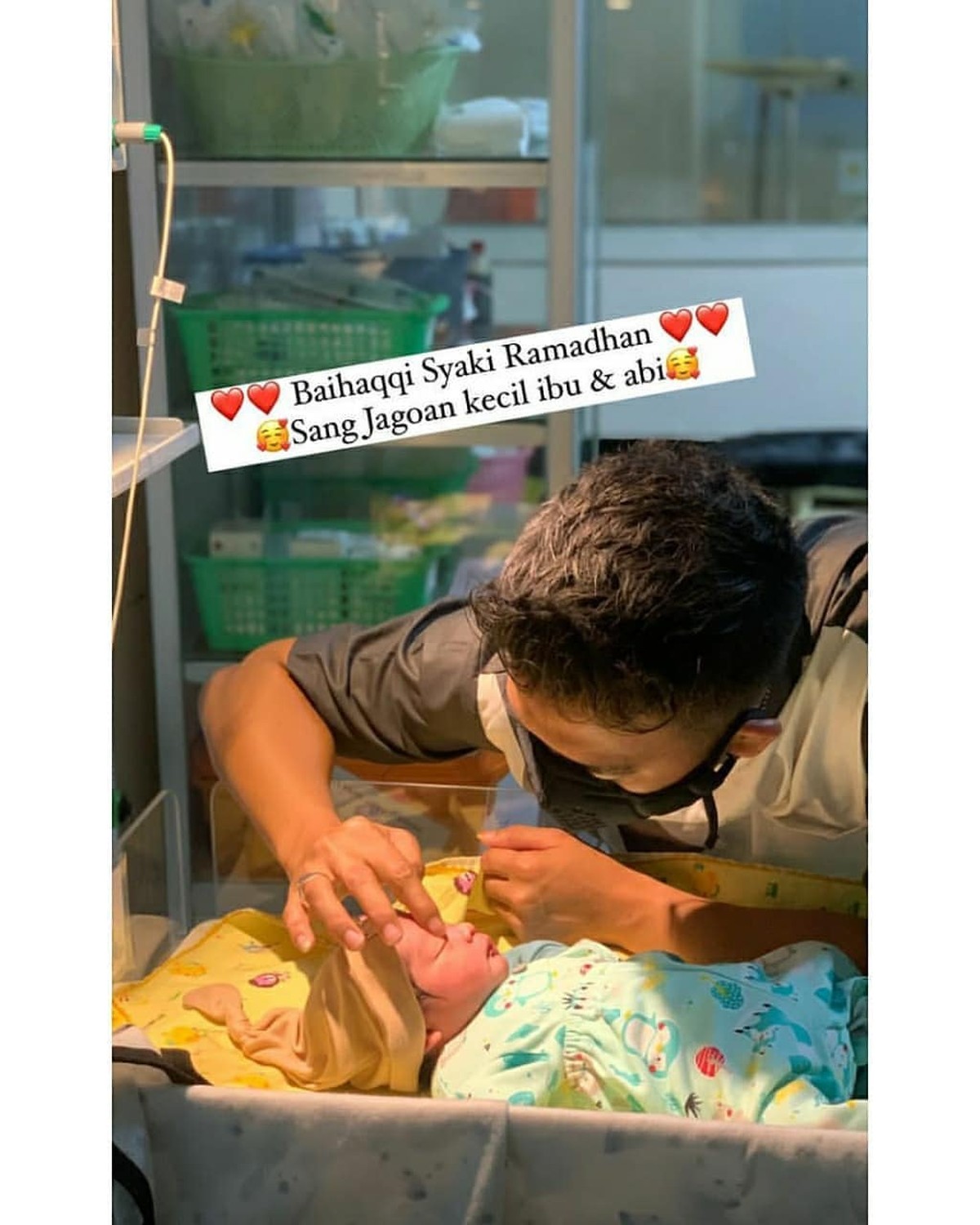 Kabar bahagia datang dari pasangan Rizky DA dan Nadya Mustika yang baru saja melahirkan anak pertamanya&period; Beginilah potret Rizky dan sang anak&excl;