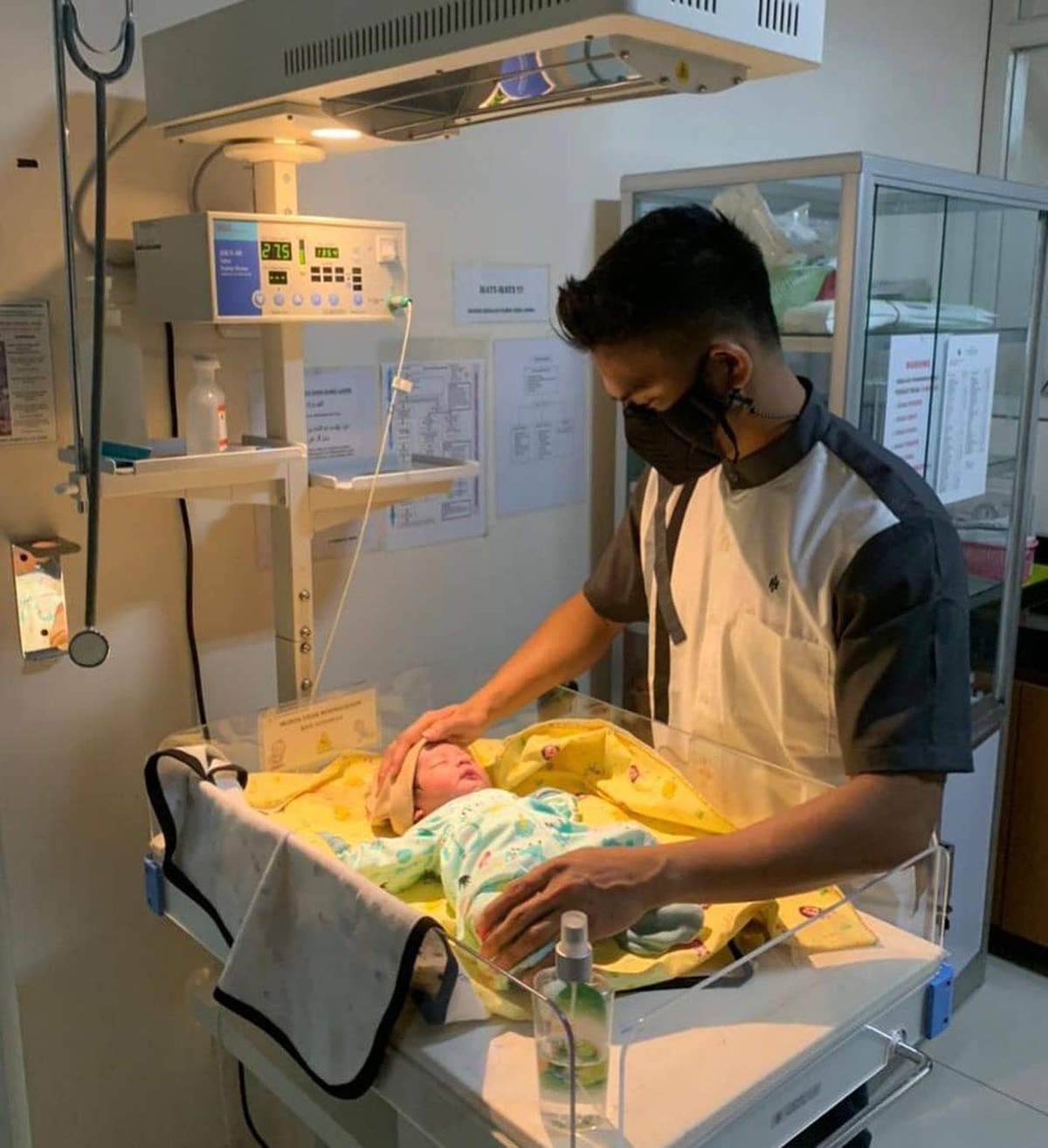 Kabar bahagia datang dari pasangan Rizky DA dan Nadya Mustika yang baru saja melahirkan anak pertamanya&period; Beginilah potret Rizky dan sang anak&excl;