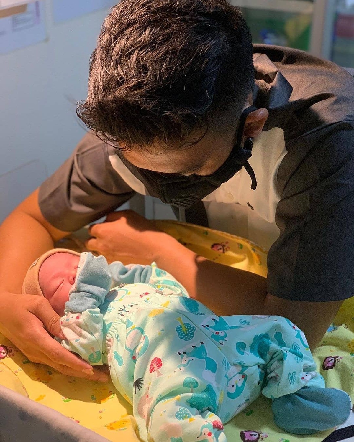 Kabar bahagia datang dari pasangan Rizky DA dan Nadya Mustika yang baru saja melahirkan anak pertamanya&period; Beginilah potret Rizky dan sang anak&excl;