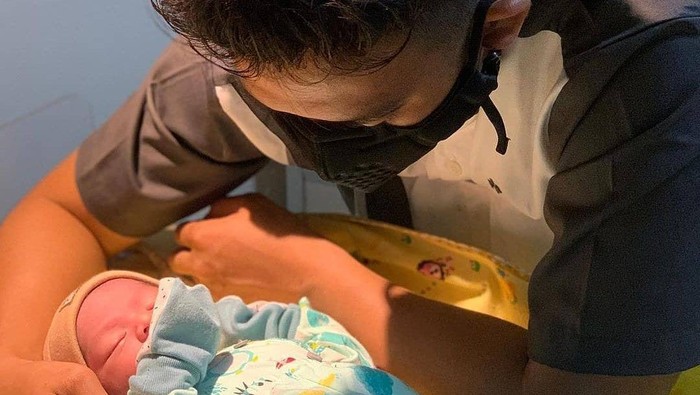 Kabar bahagia datang dari pasangan Rizky DA dan Nadya Mustika yang baru saja melahirkan anak pertamanya. Beginilah potret Rizky dan sang anak!