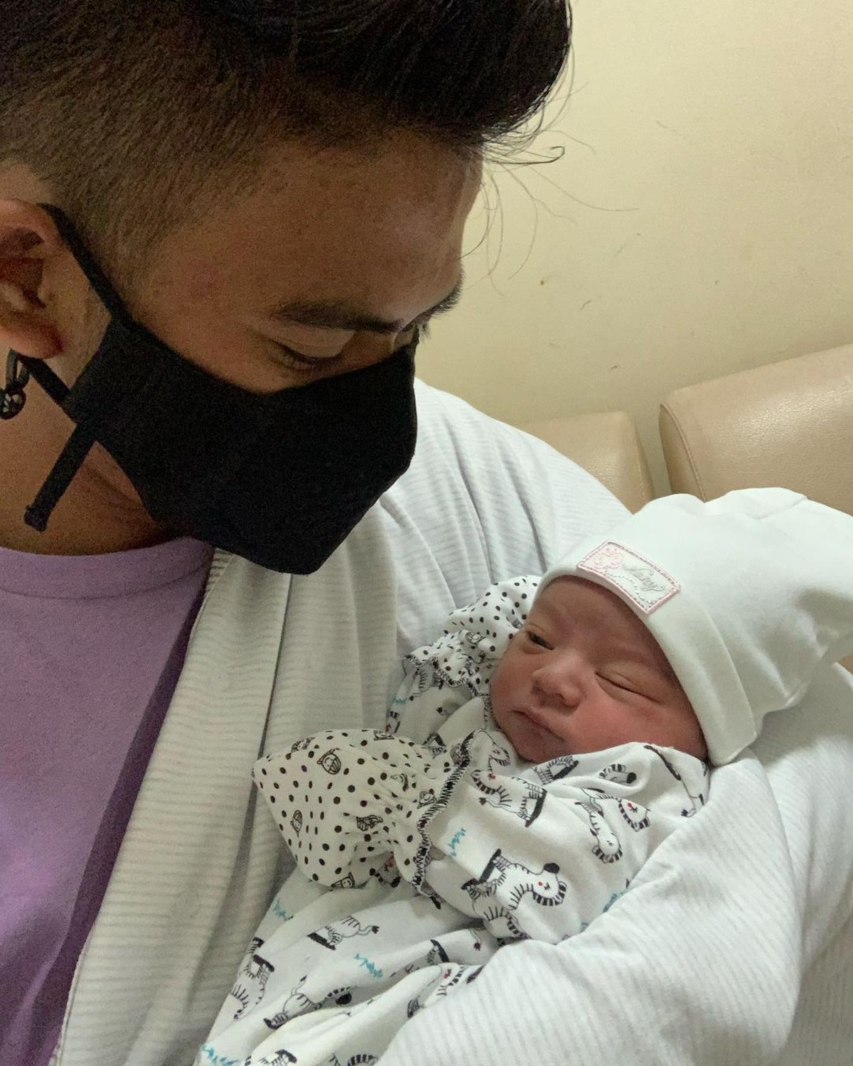 Kabar bahagia datang dari pasangan Rizky DA dan Nadya Mustika yang baru saja melahirkan anak pertamanya&period; Beginilah potret Rizky dan sang anak&excl;