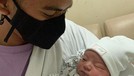 Kabar bahagia datang dari pasangan Rizky DA dan Nadya Mustika yang baru saja melahirkan anak pertamanya&period; Beginilah potret Rizky dan sang anak&excl;