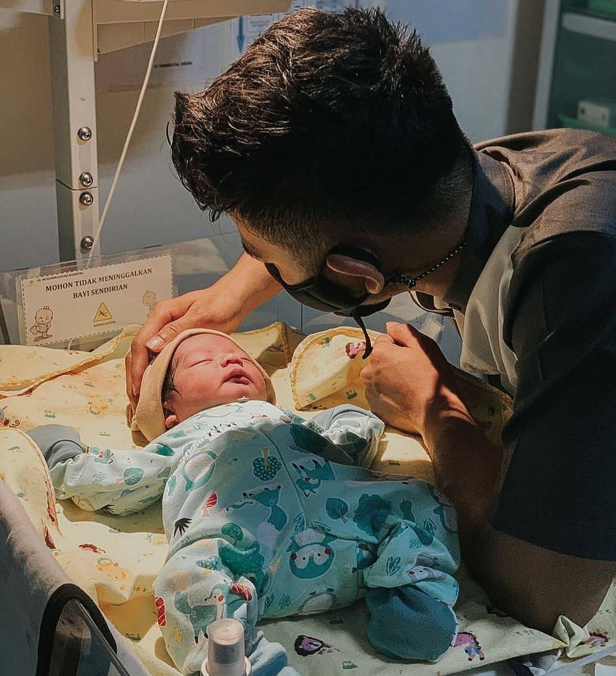 Kabar bahagia datang dari pasangan Rizky DA dan Nadya Mustika yang baru saja melahirkan anak pertamanya&period; Beginilah potret Rizky dan sang anak&excl;