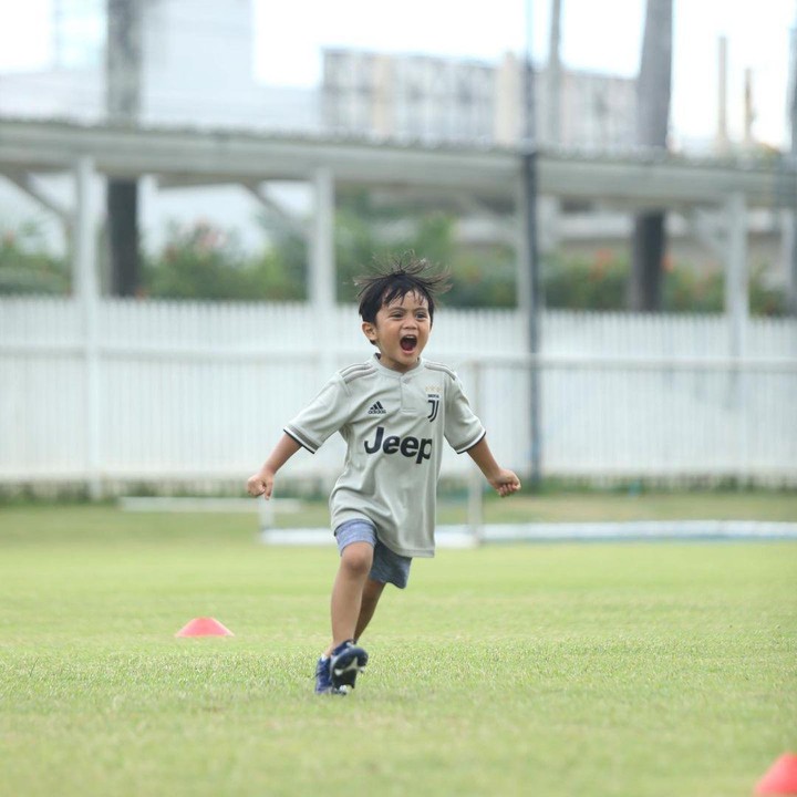 <p>Hampir berusia 5 tahun, Sekala tumbuh menjadi anak yang sangat aktif. Ia masih sering diajak Ayah Dito main sepakbola meski sudah pindah ke Bali (Foto: Instagram @dittopercussion).</p>