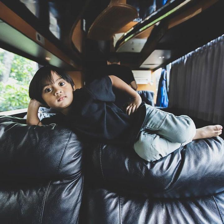 <p>Putra mereka yang bernama Sekala kini sudah besar, Bunda. Sekala lahir pada tanggal 24 Mei 2016 dan kini sudah berusia 4 tahun. Saat ini, Sekala makin lucu dan menggemaskan ya dengan tingkahnya yang kocak. (Foto: Instagram @dittopercussion).</p>