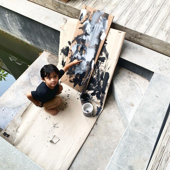 <p>Sekala juga mengikuti berbagai macam kegiatan lainnya di Pulau Dewata. Kali ini Ditto mengabadikan potret sang putra yang sedang asyik melukis. Makin menggemaskan ya, Bun? <em>He-he-he</em>.(Foto: Instagram @dittopercussion).</p>