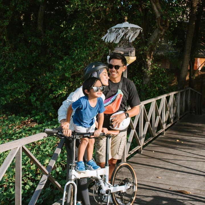 <p>Pindahnya keluarga Ayudia Bing Slamet ke Bali memberi pengalaman baru untuk Sekala. Ia kini bisa lebih dekat dengan alam dan menikmati suasana asri setiap hari (Foto: Instagram @dittopercussion).</p>