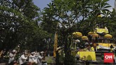 FOTO: Khidmat Sembahyang pada Hari Raya Galungan Hari Raya Galungan, yang tahun ini jatuh pada Rabu (14/4), adalah momen di mana umat Hindu memperingati terciptanya alam semesta jagad raya dan seluruh isinya.