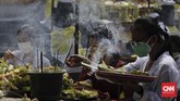 FOTO: Khidmat Sembahyang pada Hari Raya Galungan Hari Raya Galungan, yang tahun ini jatuh pada Rabu (14/4), adalah momen di mana umat Hindu memperingati terciptanya alam semesta jagad raya dan seluruh isinya.