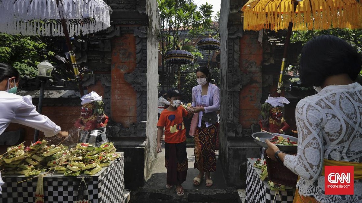 FOTO: Khidmat Sembahyang pada Hari Raya Galungan