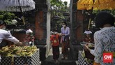 FOTO: Khidmat Sembahyang pada Hari Raya Galungan Hari Raya Galungan, yang tahun ini jatuh pada Rabu (14/4), adalah momen di mana umat Hindu memperingati terciptanya alam semesta jagad raya dan seluruh isinya.