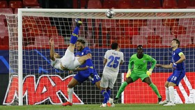 Gol Salto Pemain Porto Buat Manajer Chelsea Berkeringat