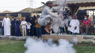 FOTO: Tradisi Taashir dari Arab Saudi, Menari di atas Mesiu
