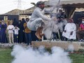 FOTO: Tradisi Taashir dari Arab Saudi, Menari di atas Mesiu